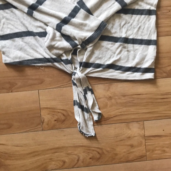 Shirt with shoulders cut out - Picture 3 of 3